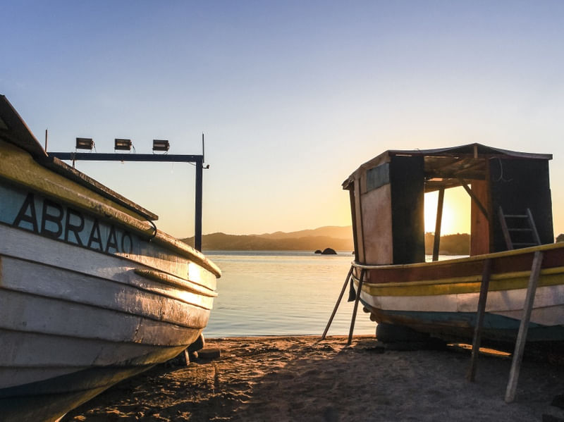 DOIS BARCOS NA PRAIA DO ABRAÃO EM FLORIANÓPOLIS