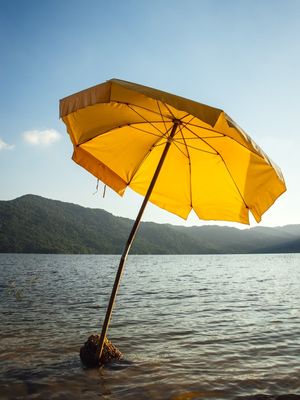 PAZ E TRANQUILIDADE | DE BOA NA LAGOA DO PERI | GUARDA SOL AMARELO A PRAIA