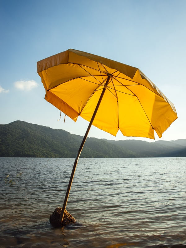 PAZ E TRANQUILIDADE | DE BOA NA LAGOA DO PERI | GUARDA SOL AMARELO A PRAIA