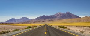 ESTRADA NO DESERTO DO ATACAMA, RETA NO ASFALTO, PAISGEM COLORIDA | CORDILHEIRA DOS ANDES PANORÂMICA
