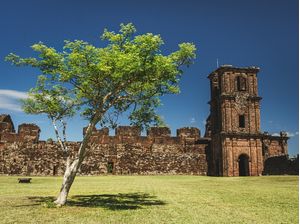 ÁRVORE NA RUÍNAS DE SÃO MIGUEL DAS MISSÕES | IGREJA JESUÍTA