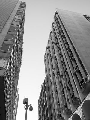 PRÉDIOS E CÂMERA DE VIGILÂCIA NO CENTRO DA CIDADE | FLORIANÓPOLIS