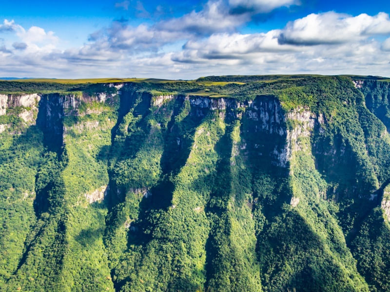 CÂNION FORTALEZA COM CAMPOS, FLORESTAS E NUVENS 2