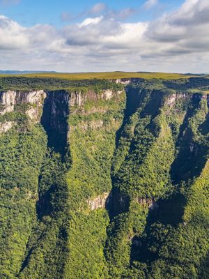 CÂNION FORTALEZA COM CAMPOS, FLORESTAS E NUVENS 3
