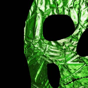 CAVEIRA VERDE COM FUNDO PRETO