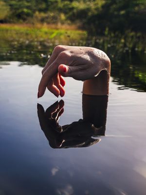 REFLEXO DA MÃO NA ÁGUA | CORPO ESPELHADO | ESPELHO D'ÁGUA II
