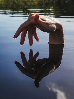 REFLEXO DA MÃO NA ÁGUA | CORPO ESPELHADO | ESPELHO D'ÁGUA