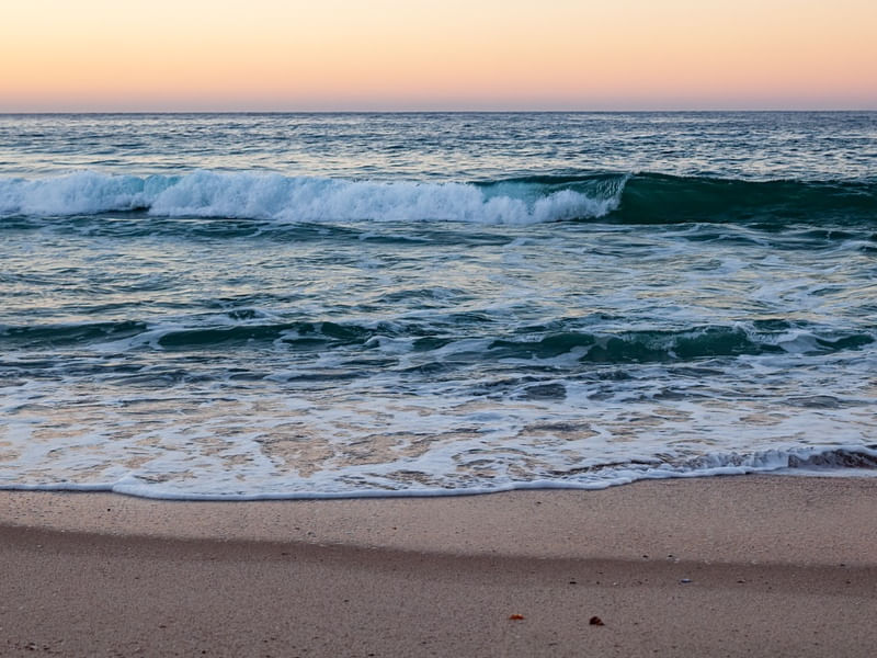 EM UMA LINDA PRAIA