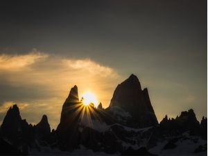 ESTRELA SOLAR - O PÔR DO SOL DESENHA A SILHUETA DA MONTANHA