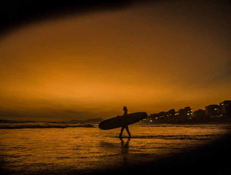 ALUNA DE SURF 3