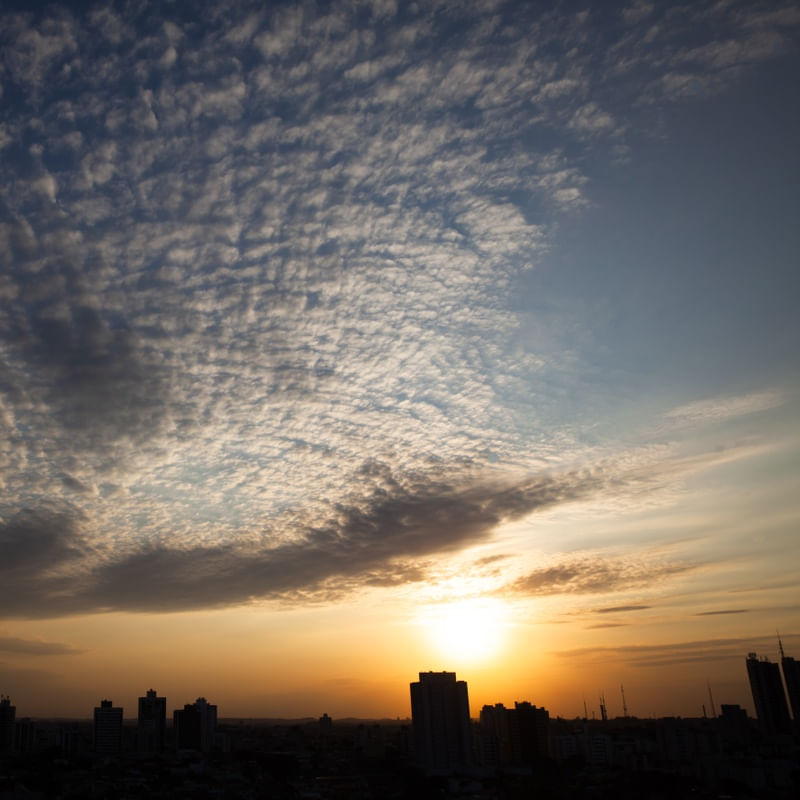 AS NUVENS DA CIDADE