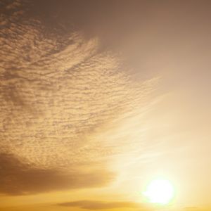 AS NUVENS O CEU E O POR DO SOL