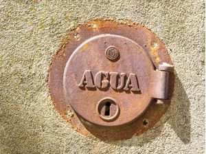 DETALHE DE FECHADURA DE REGISTRO DE ÁGUA EM CASA PORTUGUESA