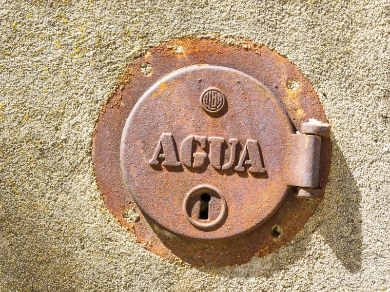 DETALHE DE FECHADURA DE REGISTRO DE ÁGUA EM CASA PORTUGUESA
