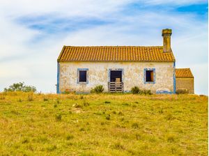 TÍPICA CASA PORTUGUESA EM CAMPO NO ALENTEJO