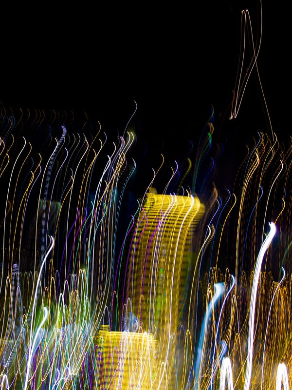AS CORES E AS LUZES DA CIDADE NOTURNA