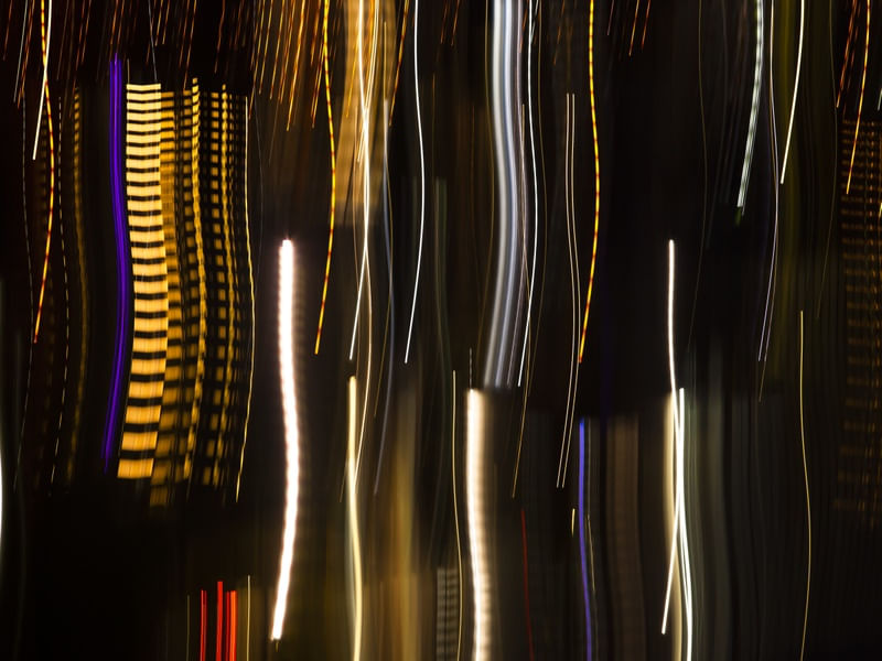 A ARTE DAS LUZES COLORIDAS E ABSTRATAS DA CIDADE