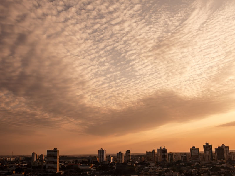 NUVENS SOBRE A CIDADE