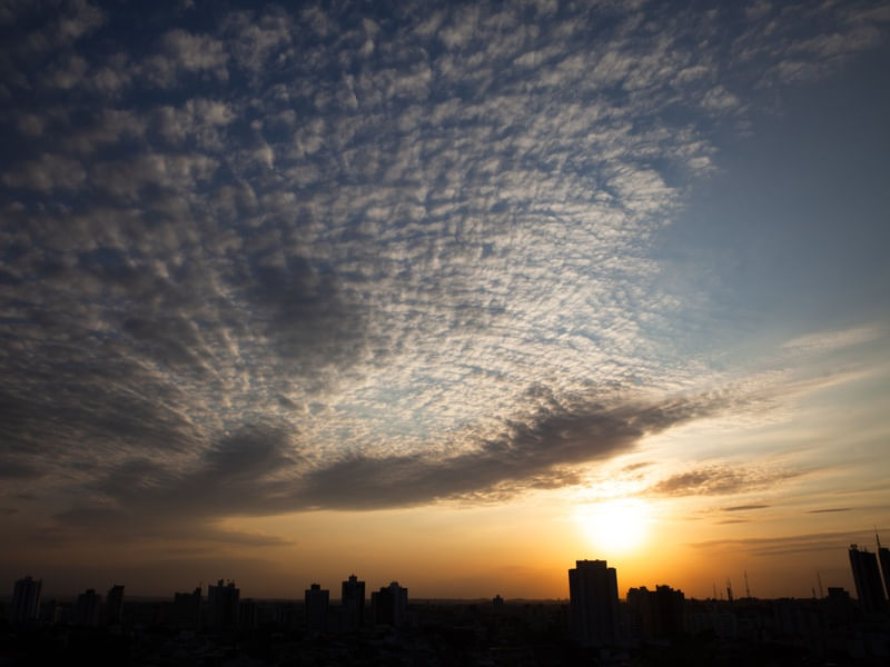 AS NUVENS SOBRE A CIDADE AO ENTARDECER