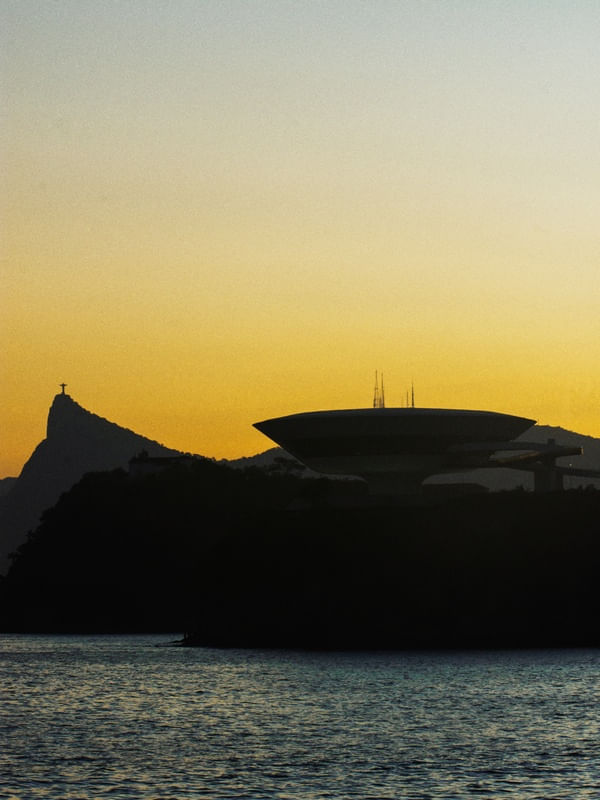 ENTRE O CÉU E O MAR, O CRISTO E O MUSEU