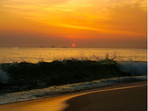 A ONDA E O SOL NO MAR DE NITERÓI