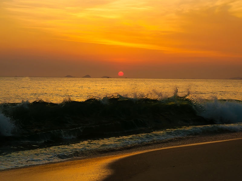 A ONDA E O SOL NO MAR DE NITERÓI