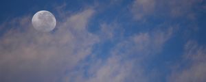 LUA E NUVENS