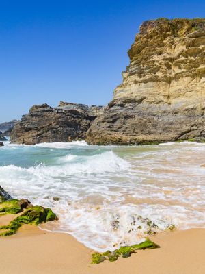 FALÉSIAS E ONDAS NA PRAIA EM PORTO COVO