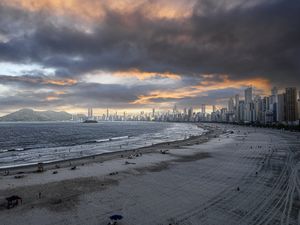RAIOS DE SOL ENTRE NUVENS