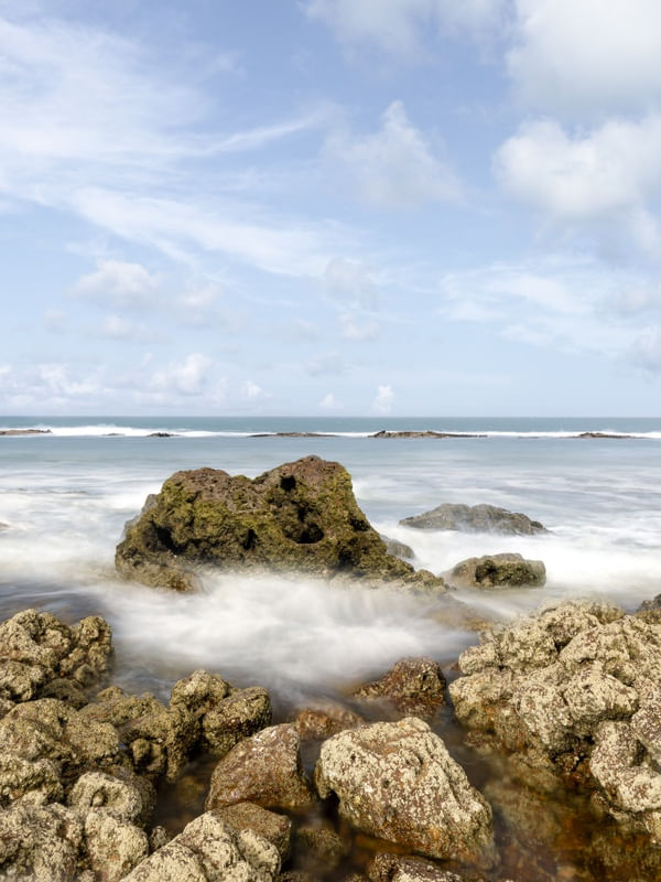 QUANTAS PEDRAS CABEM NO MAR?