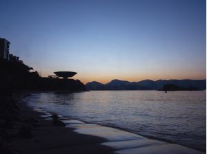O AMANHECER NO VAI E VEM DO MAR