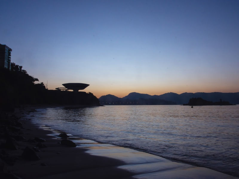 O AMANHECER NO VAI E VEM DO MAR