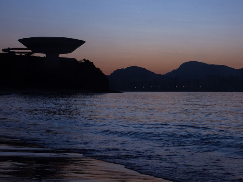 NAS ONDAS DO AMANHECER