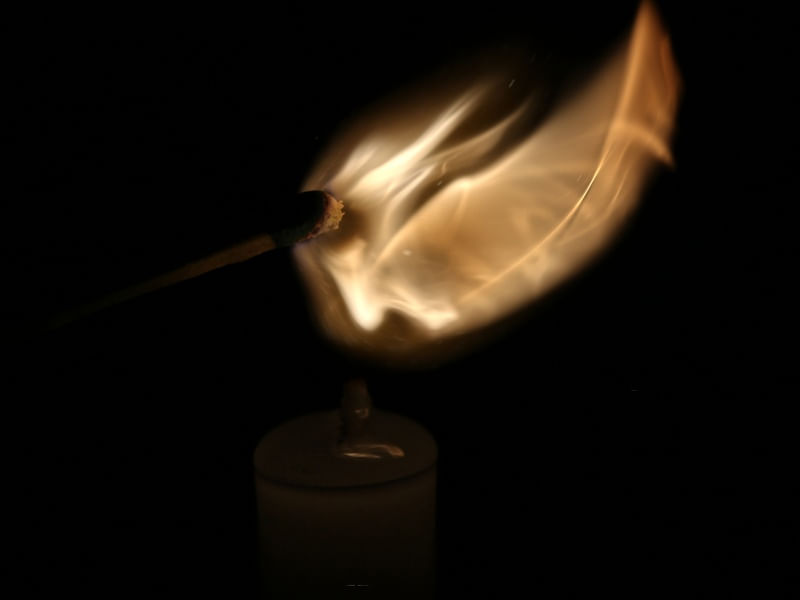 ACENDENDO UMA VELA