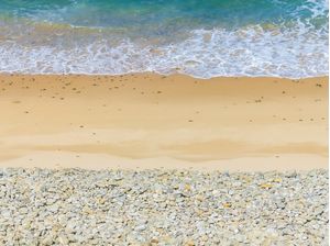 PRAIA COM PEDRAS, AREIA E ONDAS 2