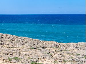 ROCHAS SOBRE FALÉSIAS E MAR AZUL BICOLOR