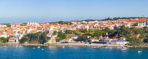 PANORAMA DAS CASAS E RIO EM VILA NOVA DE MILFONTES