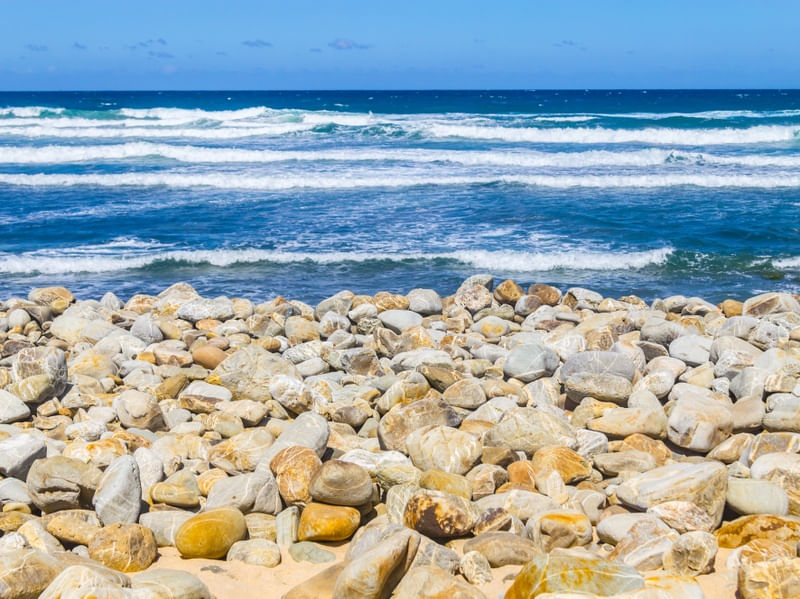 PEDRAS E ONDAS NA PRAIA