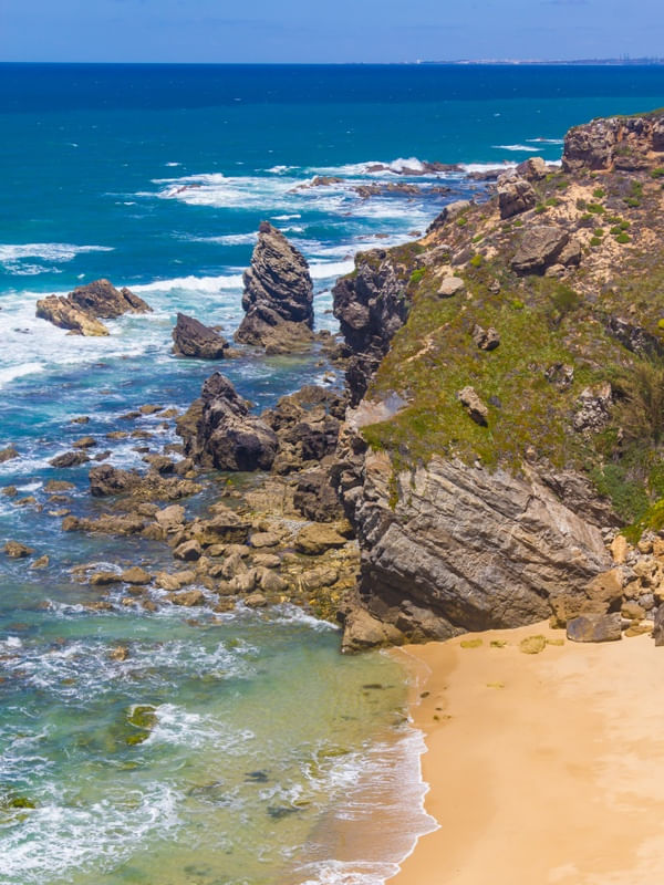 FALÉSIAS E PRAIA DE ÁGUAS AZUIS E AREIA LARANJA