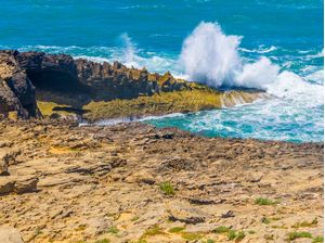 ONDAS QUEBRANDO EM ROCHAS