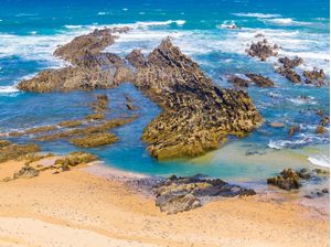CONJUNTO DE ROCHAS E PEDRAS NA PRAIA