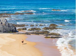HOMEM CAMINHANDO NA AREIA