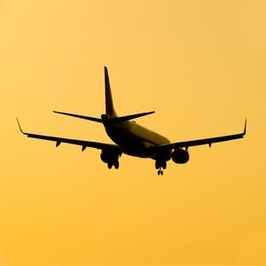 SILHUETA AVIÃO POR DO SOL