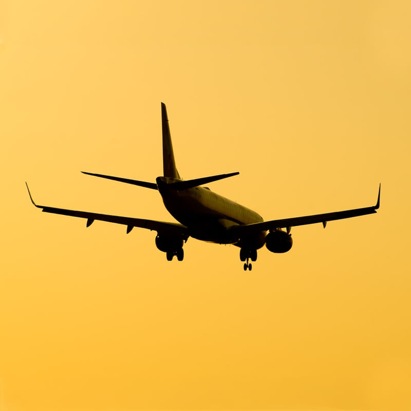 SILHUETA AVIÃO POR DO SOL