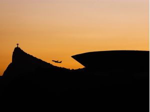 UMA VIAGEM ENTRE OS CARTÕES POSTAIS