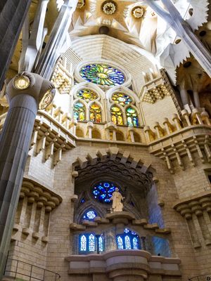 UMA ARQUITETURA INUSITADA - IGREJA DA SAGRADA FAMÍLIA