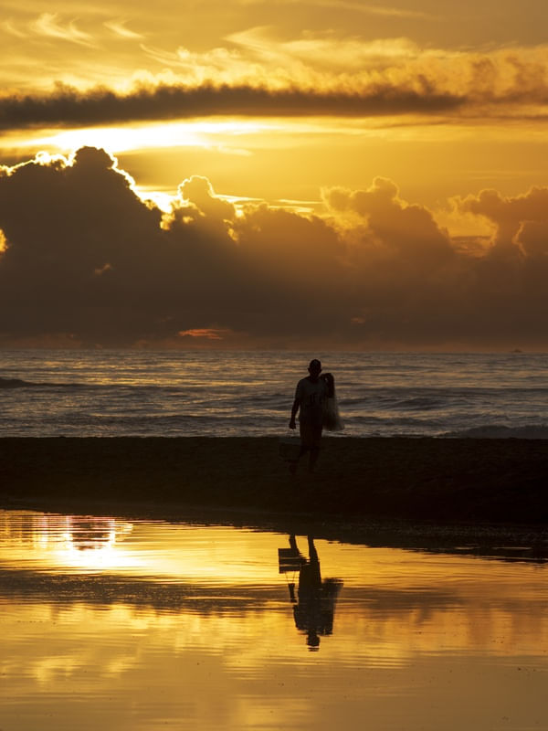 PESCADOR AO NASCER DO SOL