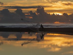 PESCADOR AO NASCER DO SOL, REFLEXO NO LAGO