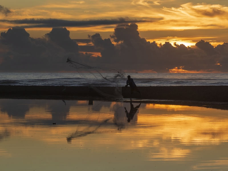 PESCADOR AO NASCER DO SOL, REFLEXO NO LAGO