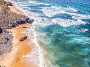 FALÉSIAS E ONDAS EM ARRIFANA, PORTUGAL